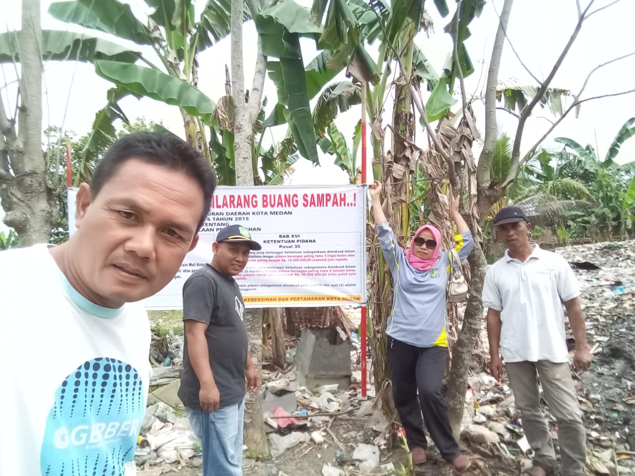 Penjagaan wilayah dari pelaku pembuang sampah di jalan bantaran sungai bederak, Kelurahan Terjun, Kec. Medan Marelan.