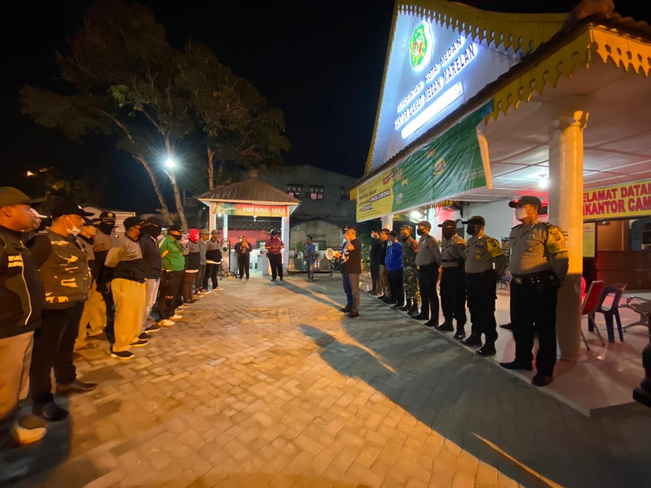 Muspika Kecamatan Medan Marelan kembali melakukan penyemprotan desinfektan sekaligus pembubaran massa, guna mematikan mata rantai penyebaran Covid-19