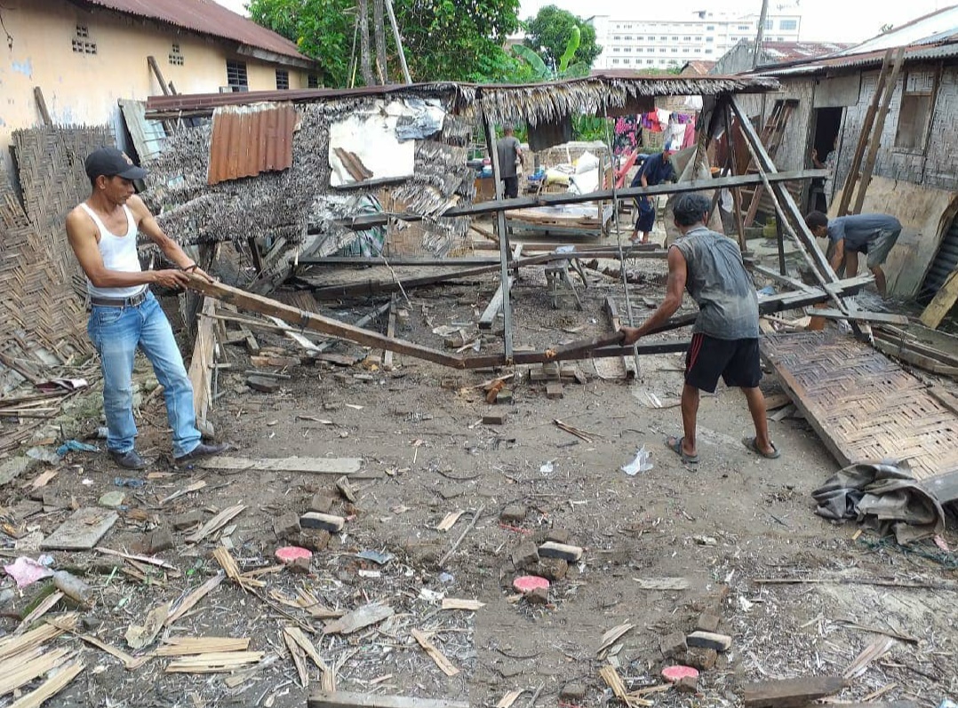 Partisipasi masyarakat melakukan pembedahan rumah di Kelurahan Tanah Enam Ratus, Kec. Medan Marelan.